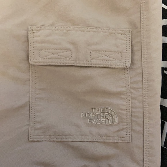 Never been worn before North Face pants/shorts - Picture 2 of 6
